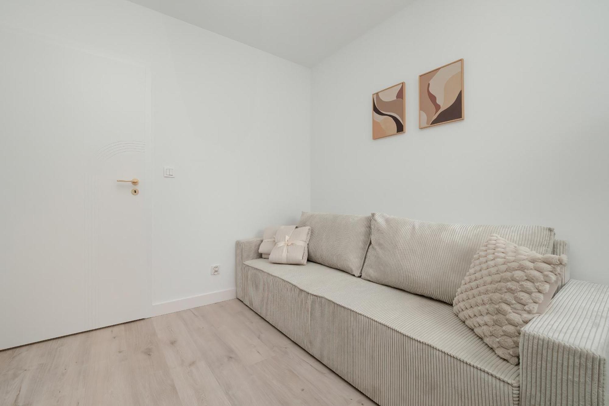 Exceptional Apartment With Parking By Noclegi Renters Катовице Екстериор снимка